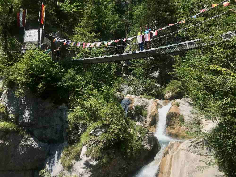 Über die wackelige Teufelsbrücke wandern wir zum riesigen Wasserfall