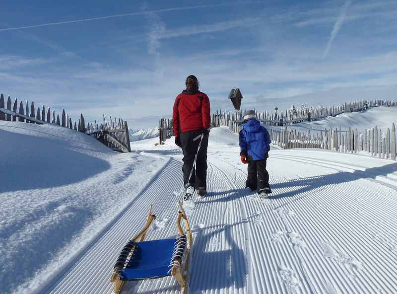 Das lieben wir beim Schlittenfahren: Den echten Winter mit Kindern erfahren. Mit Ruhe und Sonne in der Natur rodeln.